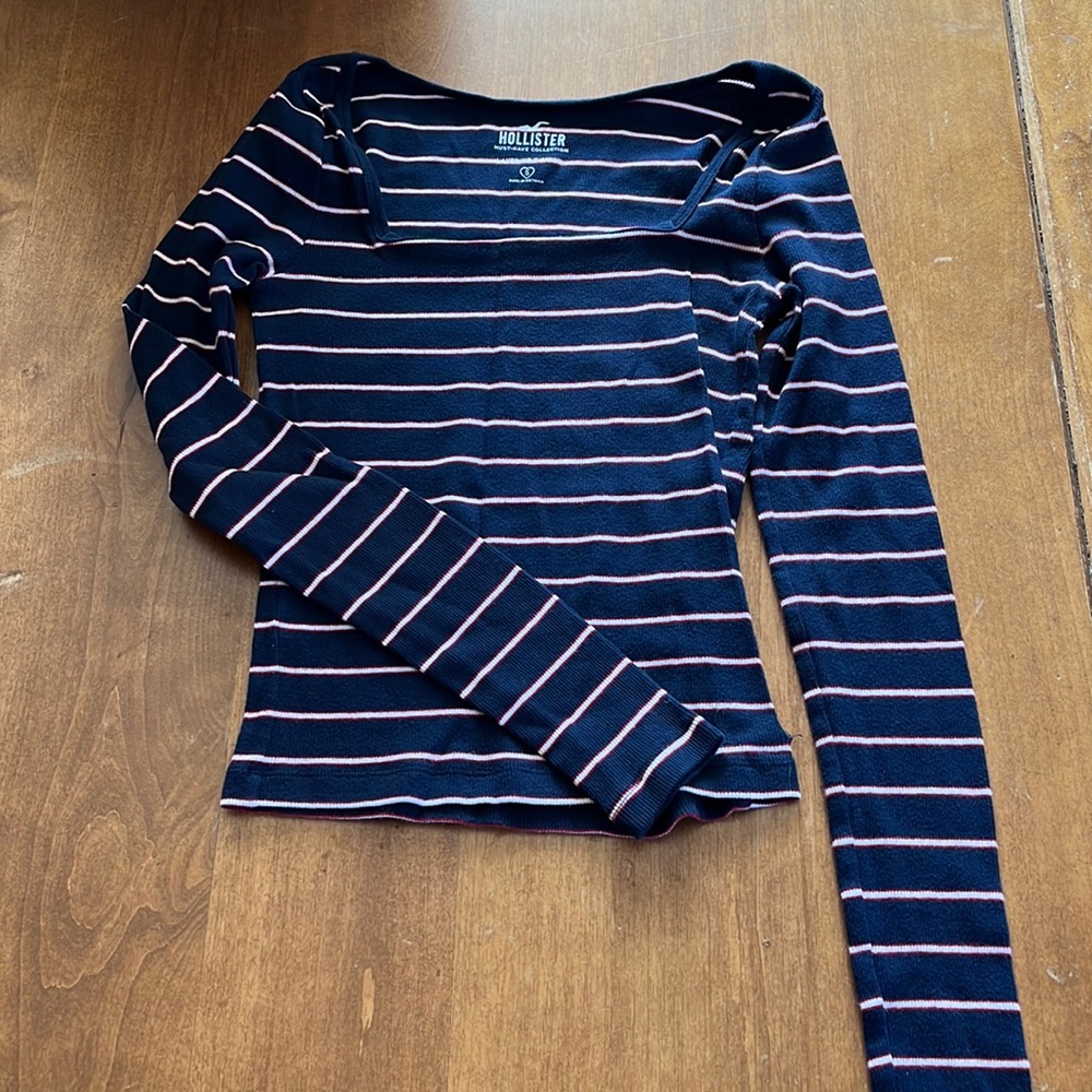 Like new - worn one. Hollister tee.